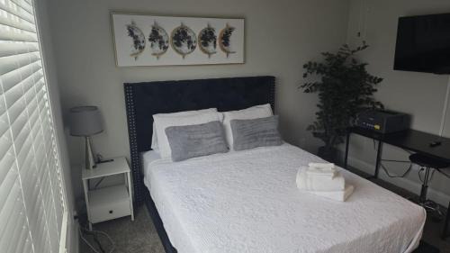 Clarksville House | Touch Of Jazz-workspace 300mbps Wifi