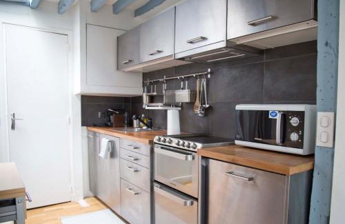 Arsenal Apartment | Tour Eiffel view, Top Floor Apt Marais Vosges