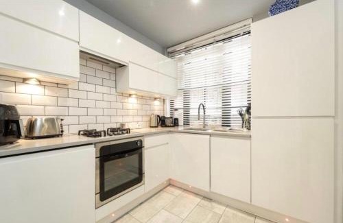 Riverside Apartment | Tower Bridge Shad Thames Butlers Wharf Secure Electric Gated Van Parking Garden Balcony Luxury Chiq Boutique
