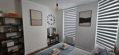 Riverside House | Tower Bridge spacious KING BEDROOM with extra large windows