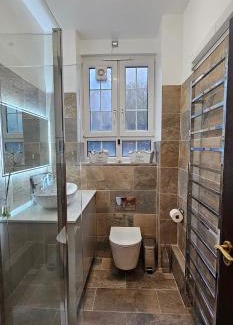Riverside House | Tower Bridge spacious KING BEDROOM with extra large windows
