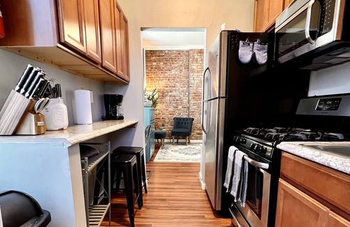 Tower Grove East Apartment | Tower Grove Pet Friendly 2nd Floor Studio - Shared W&D - 4 Mi to Barnes & SLU