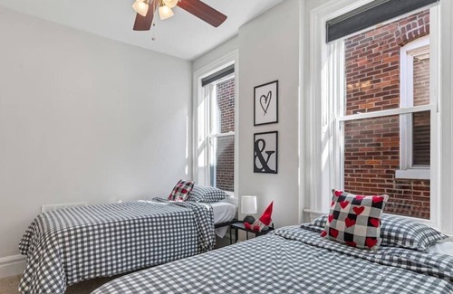Tower Grove South Apartment | Tower Grove | Sleeps 9 | Townhome