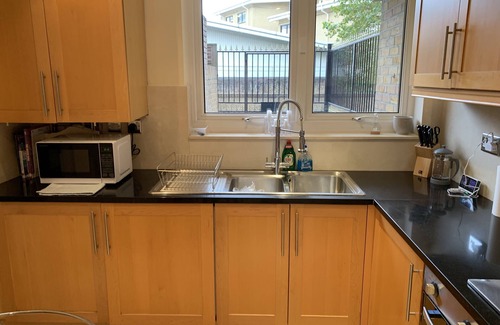 Tower Hill Apartment | Tower Of London | Saint Kat Docks | Bright & Tranquil 3 Bed Flat
