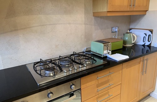 Tower Hill Apartment | Tower Of London | Saint Kat Docks | Bright & Tranquil 3 Bed Flat