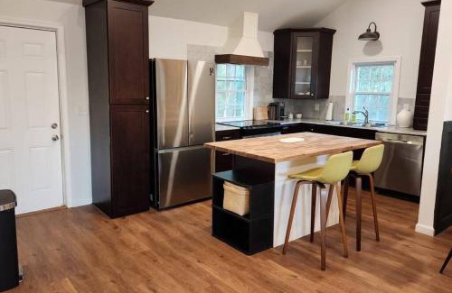 Duncan House | Town-Center Sanctuary:Cozy 3BD for Relocation