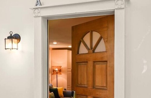 Mid City South House | Town Center Stylish Apartment|Gated Yard|New!