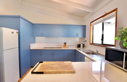 Waterhouse House | Town Central on Ryan 100m to beach and Main Street