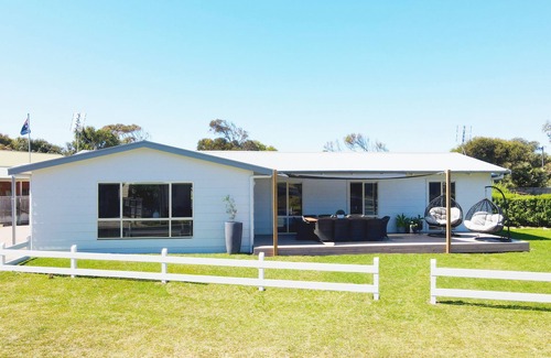 Waterhouse House | Town Central on Ryan 100m to beach and Main Street
