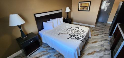 Elmwood Park Hotel | Town House Inn and Suites