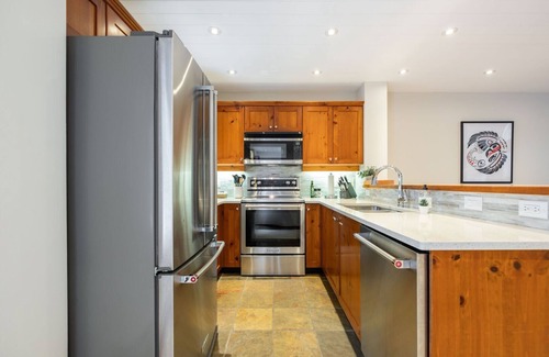 Blackcomb Condo | Townhome | BBQ | Pets | Free Parking | Wifi