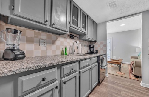 Sandy Springs House | Townhome in ATL Suburbs + Backyard + Parking!