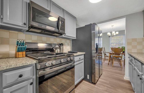 Sandy Springs House | Townhome in ATL Suburbs + Backyard + Parking!