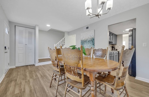 Sandy Springs House | Townhome in ATL Suburbs + Backyard + Parking!