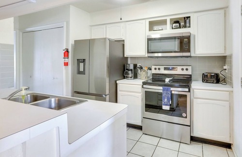 Galveston Apartment | Townhome Near Beach in Galveston: Furnished Patio!
