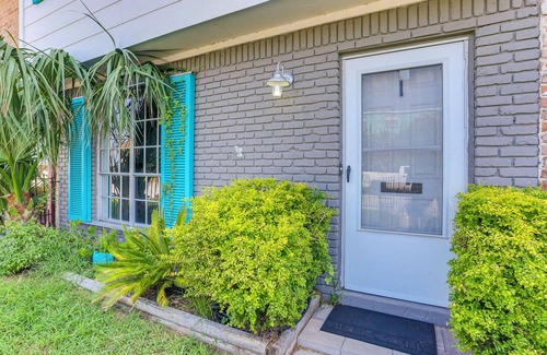 Galveston Apartment | Townhome Near Beach in Galveston: Furnished Patio!