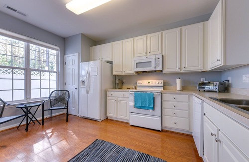 Northwest Raleigh House | Townhome w/Community Pool: 11 Mi to Dtwn Raleigh!