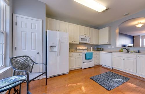 Northwest Raleigh House | Townhome w/Community Pool: 11 Mi to Dtwn Raleigh!