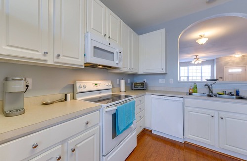 Northwest Raleigh House | Townhome w/Community Pool: 11 Mi to Dtwn Raleigh!