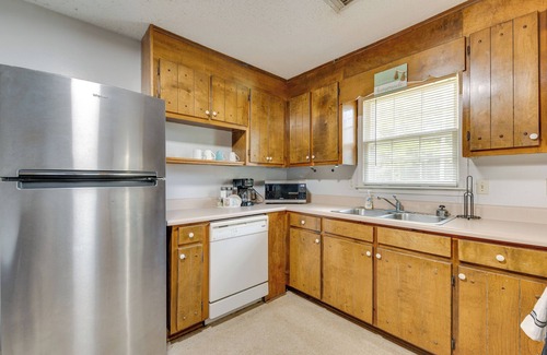 Cedartown House | Townhome w/Porch: 2 Mi to Central Cedartown!
