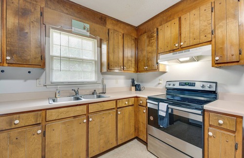 Cedartown House | Townhome w/Porch: 2 Mi to Central Cedartown!