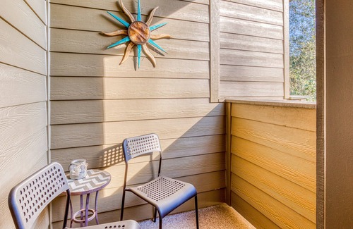 Troutdale House | Townhome with fireplace, game room, washer/dryer, firepit & yard