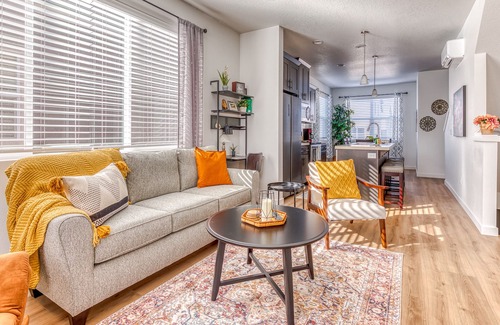 Troutdale House | Townhome with fireplace, game room, washer/dryer, firepit & yard