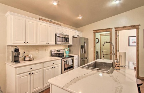 Four Corners House | Townhome with Private Hot Tub, 8 Mi to Downtown