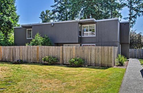 Lakewood House | Townhome with Yard 3 Mi to Camp Murray and JBLM