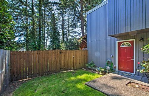 Lakewood House | Townhome with Yard 3 Mi to Camp Murray and JBLM