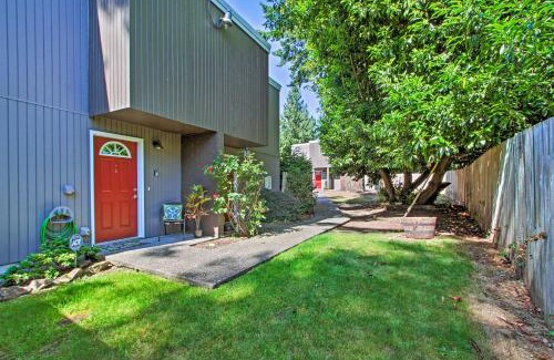 Lakewood House | Townhome with Yard 3 Mi to Camp Murray and JBLM