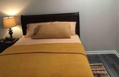 Greenbelt House | Townhouse, 2 bdrm, 2.5 bthrm, 2 qn bds/2 levls
