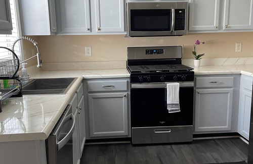 Doraville House | Townhouse in Central Atlanta - Cozy and Convenient, minutes from I-285 & I-85!