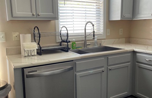 Doraville House | Townhouse in Central Atlanta - Cozy and Convenient, minutes from I-285 & I-85!