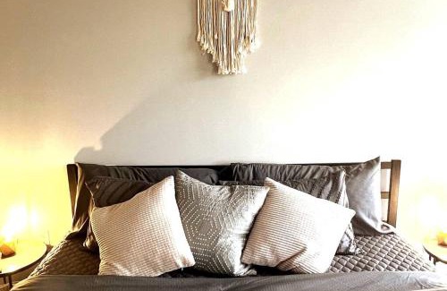 First Ward Apartment | Townhouse in Uptown King Bed-Wi-Fi-Pool- Full Kitchen- Washer & Dryer