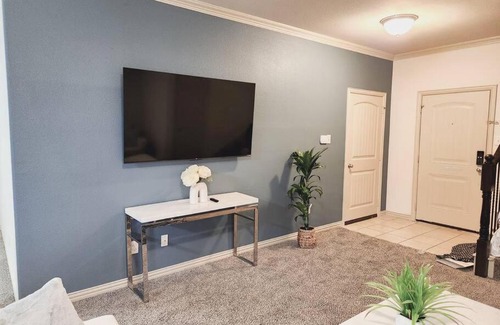 Grand Prairie House | Townhouse near AT&T stadium, Six Flags & Epic Waterpark
