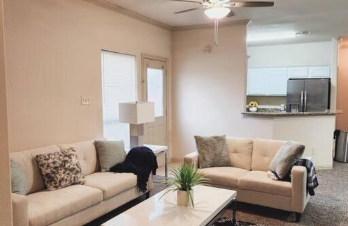 Grand Prairie House | Townhouse near AT&T stadium, Six Flags & Epic Waterpark