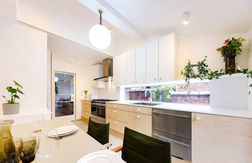 Rusholme House | TownHouse overlooking park with free parking, near Manchester's universities