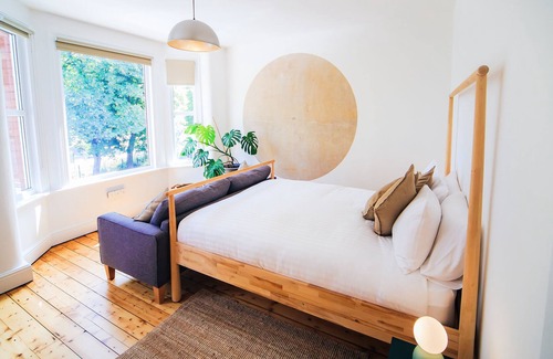 Rusholme House | TownHouse overlooking park with free parking, near Manchester's universities