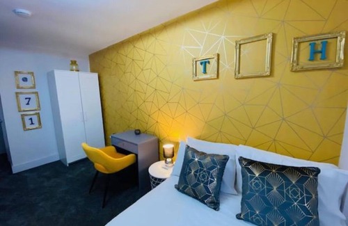 Hanley House | Townhouse PLUS @ Lower Beth St Stoke - Superior Double Ensuite With TV