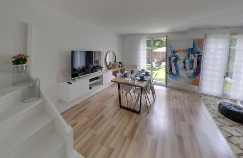 Roissy-en-Brie House | Townhouse-sleeps 6-20 minutes from Disneyland