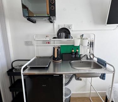 Livesey Hotel | Townhouse Studio with Kitchen & Ensuite - Great Location