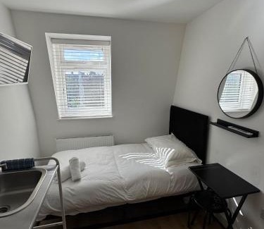 Livesey Hotel | Townhouse Studio with Kitchen & Ensuite - Great Location