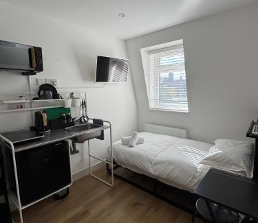 Livesey Hotel | Townhouse Studio with Kitchen & Ensuite - Great Location