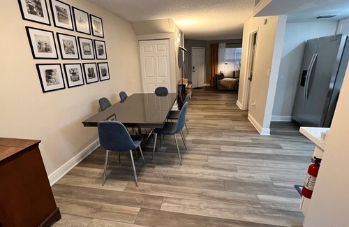 Davie House | Townhouse that sleeps 8 Close to college/university 15 mins from airport & Mall