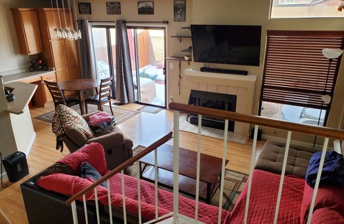 Mira Loma House | Townhouse with hot tub