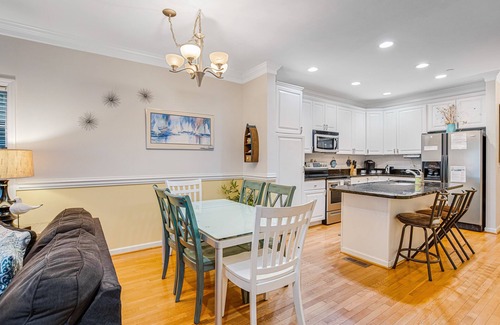 Waters Edge House | Townhouse with marsh & river views - access to crabbing dock & pool
