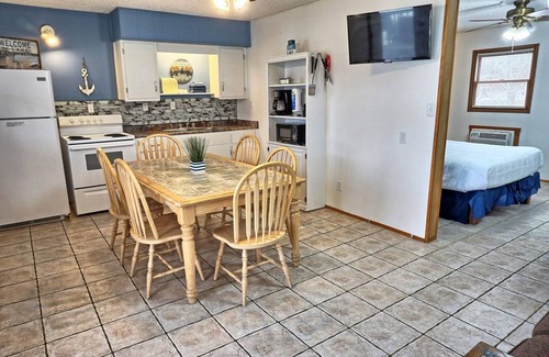 Eddyville House | Townhouses 1 & 6 (Sleeps 1-10) - Offer a Full Size Kitchen/Sitting Area, 2 Full size bathrooms with tub/shower units, 2 Queen beds, 1 twin bed, 2 Full Beds, 1 Futon.