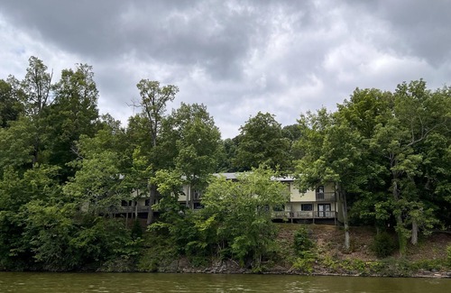 Eddyville House | Townhouses 1 & 6 (Sleeps 1-10) - Offer a Full Size Kitchen/Sitting Area, 2 Full size bathrooms with tub/shower units, 2 Queen beds, 1 twin bed, 2 Full Beds, 1 Futon.