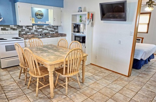 Eddyville House | Townhouses 2 & 4 (Sleeps 1-12) - Offer a Full Size Kitchen/Sitting Area, 2 Full size bathrooms with tub/shower units, 2 Queen beds, 1 twin bed, 2 Full Beds, & 1 Twin over Full Bunk Bed.